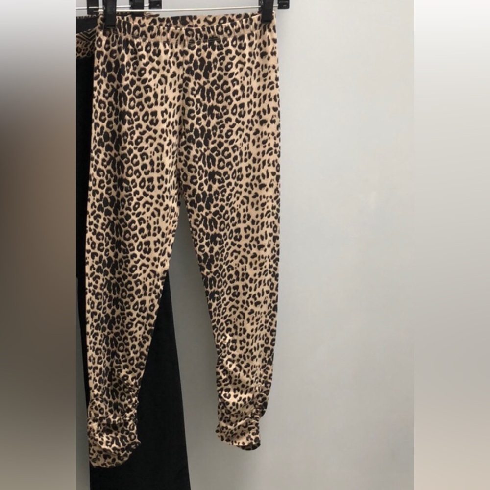 Cinched sides cropped knit spandex animal print legging! New! Size: M